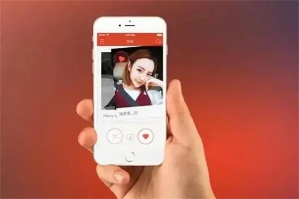 在探探上面加了一个同校男生，有点好感，然后他第一次见面就拉我的手，是渣男吗？